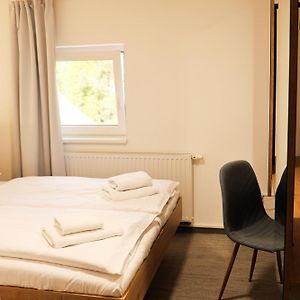 Zimmer mit Kingsize-Bett